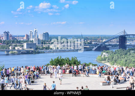 Kiew, Kiew: aussichtsplattform an Menschen die Freundschaft Arch (Freundschaft der Nationen Denkmal), Fluss Dnjepr (dnjepr), Kiew, Ukraine Stockfoto