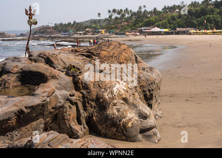 Ozran oder wenig Vagator Beach, Goa/Indien - 21. April 2018: Hindu Gott Shiva, die in Felsen bei wenig Vagator oder Ozran Beach in Goa Indien geschnitzt Stockfoto