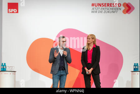 Friedberg, Deutschland. 09 Sep, 2019. Michael Roth (SPD), Staatsminister für Europa im Auswärtigen Amt, und Christina Kampmann (SPD), Abgeordnete im nordrhein-westfaelischen Landtag, während der SPD-Regionalkonferenz über die Wahl des neuen Vorsitzenden. Quelle: Jörg Halisch/dpa/Alamy leben Nachrichten Stockfoto