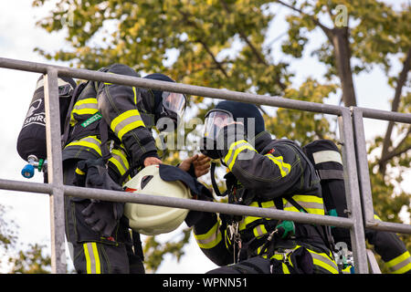 05. September 2019, Sachsen, Pirna: Feuerwehr überprüfen Sie jeden anderen für Ausrüstung Mängel. Feuerwehren aus dem Landkreis Sächsische Schweiz Erzgebirge Ostern kann durch Szenarien am Feuer übung Container spielen. Foto: Daniel Schäfer/dpa-Zentralbild/ZB Stockfoto