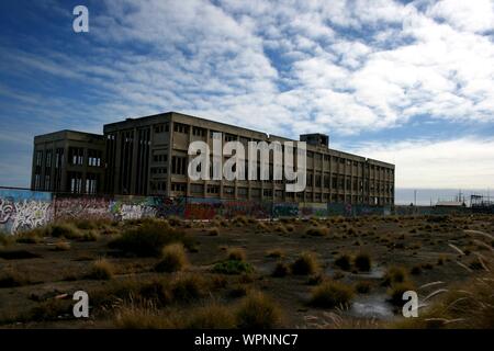 Alte Kraftwerk in Fremantle mit Graffiti an einem sonnigen Tag mit blauem Himmel und einige Wolken, direkt neben dem Strand, verlorene Orte, Perth, Western Australia Stockfoto