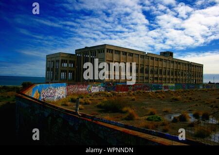 Alte Kraftwerk in Fremantle mit Graffiti an einem sonnigen Tag mit blauem Himmel und einige Wolken, direkt neben dem Strand, verlorene Orte, Perth, Western Australia Stockfoto