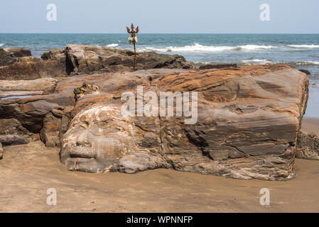 Ozran oder wenig Vagator Beach, Goa/Indien - 21. April 2018: Hindu Gott Shiva, die in Felsen bei wenig Vagator oder Ozran Beach in Goa Indien geschnitzt Stockfoto