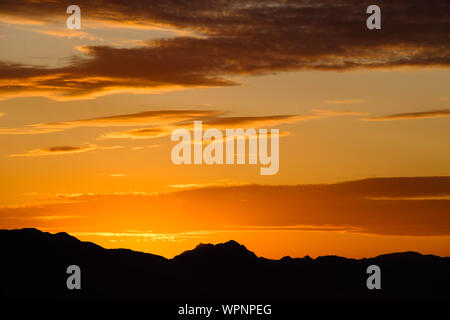 Sonnenaufgang über den Sierras de Tejeda Bergkette vom Berg oben Pueblo von Comares, Axarquia, Malaga, Andalusien, Costa del Sol, Spanien gesehen Stockfoto