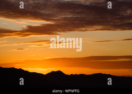 Sonnenaufgang über den Sierras de Tejeda Bergkette vom Berg oben Pueblo von Comares, Axarquia, Malaga, Andalusien, Costa del Sol, Spanien gesehen Stockfoto