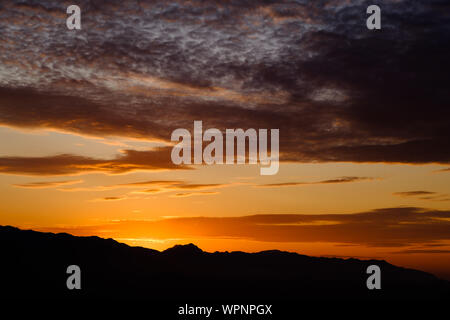 Sonnenaufgang über den Sierras de Tejeda Bergkette vom Berg oben Pueblo von Comares, Axarquia, Malaga, Andalusien, Costa del Sol, Spanien gesehen Stockfoto