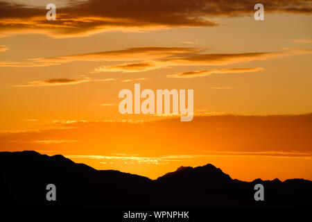 Sonnenaufgang über den Sierras de Tejeda Bergkette vom Berg oben Pueblo von Comares, Axarquia, Malaga, Andalusien, Costa del Sol, Spanien gesehen Stockfoto