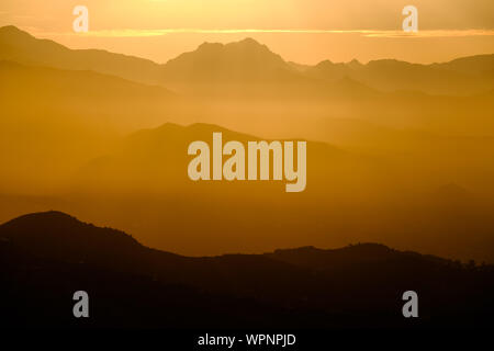 Sonnenaufgang über den Sierras de Tejeda Bergkette vom Berg oben Pueblo von Comares, Axarquia, Malaga, Andalusien, Costa del Sol, Spanien gesehen Stockfoto