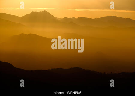 Sonnenaufgang über den Sierras de Tejeda Bergkette vom Berg oben Pueblo von Comares, Axarquia, Malaga, Andalusien, Costa del Sol, Spanien gesehen Stockfoto