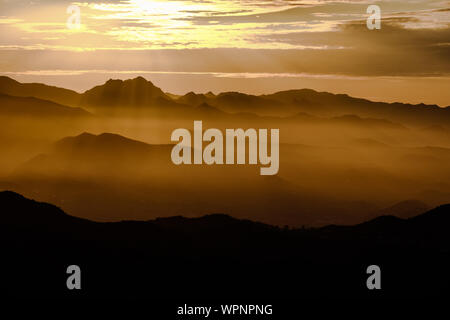 Sonnenaufgang über den Sierras de Tejeda Bergkette vom Berg oben Pueblo von Comares, Axarquia, Malaga, Andalusien, Costa del Sol, Spanien gesehen Stockfoto