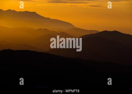 Sonnenaufgang über den Sierras de Tejeda Bergkette vom Berg oben Pueblo von Comares, Axarquia, Malaga, Andalusien, Costa del Sol, Spanien gesehen Stockfoto