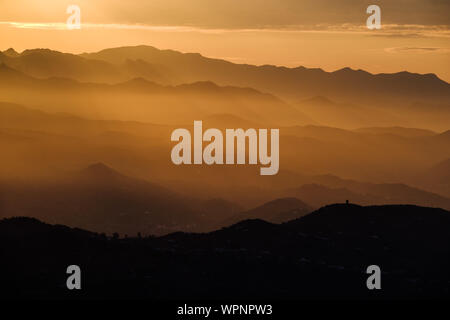 Sonnenaufgang über den Sierras de Tejeda Bergkette vom Berg oben Pueblo von Comares, Axarquia, Malaga, Andalusien, Costa del Sol, Spanien gesehen Stockfoto