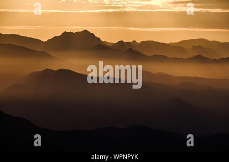 Sonnenaufgang über den Sierras de Tejeda Bergkette vom Berg oben Pueblo von Comares, Axarquia, Malaga, Andalusien, Costa del Sol, Spanien gesehen Stockfoto