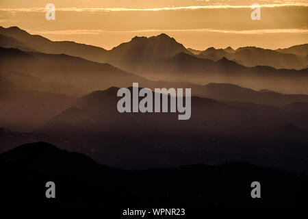 Sonnenaufgang über den Sierras de Tejeda Bergkette vom Berg oben Pueblo von Comares, Axarquia, Malaga, Andalusien, Costa del Sol, Spanien gesehen Stockfoto