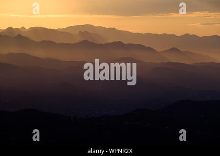 Sonnenaufgang über den Sierras de Tejeda Bergkette vom Berg oben Pueblo von Comares, Axarquia, Malaga, Andalusien, Costa del Sol, Spanien gesehen Stockfoto