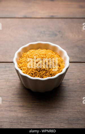 Aloo Bhujiya oder Kartoffel Bhujia auch als Namkeen sev bekannt. Beliebte Bikaneri Rezept serviert in einer Schüssel oder einem Teller. Selektive Fokus Stockfoto