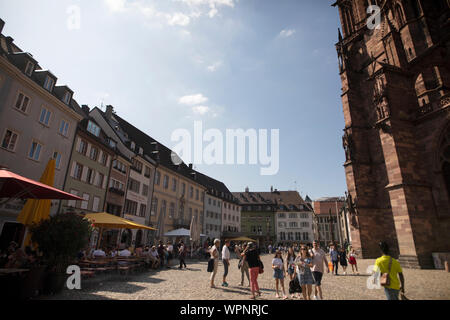 Ein Sommertag auf dem Münsterplatz vor dem Münster im Zentrum von Freiburg am Breisgau. Stockfoto