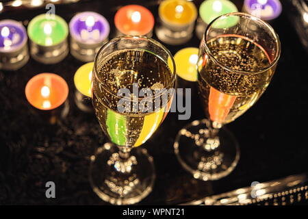 Zwei Gläser Champagner auf einem Tablett mit Kerzen Stockfoto