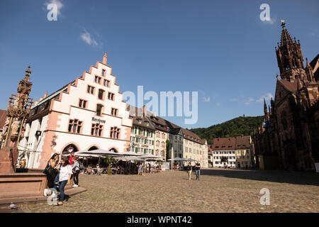 Das Kornhaus Shopping Center und Kathedrale auf dem Münsterplatz in Freiburg im Breisgau, Baden-Württemberg, Deutschland. Stockfoto