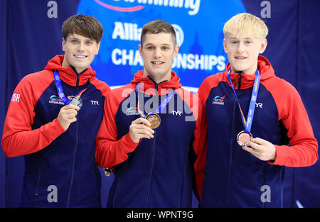 Großbritanniens Reece Dunn, Jordanien Catchpole und Thomas Hamer mit ihren Medaillen nach 200 m Freistil S14 Finale der Männer während des Tages eine der Welt Para Schwimmen Allianz Meisterschaften an der London Aquatic Centre, London. Stockfoto