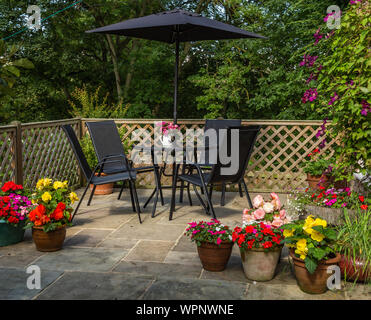 Ein englischer Garten Terrasse im Sommer. Stockfoto