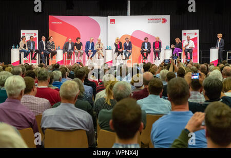 Friedberg, Deutschland. 09 Sep, 2019. Die Kandidaten für den SPD-Vorsitz (L-R) - Nina Scheer, Karl Lauterbach, Olaf Scholz, Klara Geywitz, Norbert Walter-Borjans, Saskia Esken, Dierk Hirschel, Hilde Mattheis, Christina Kampmann, Michael Roth, Ralf Stegner, Gesine Schwan, Petra Köpping, Boris Pistorius - Teil in der SPD-Regionalkonferenz für die Wiederwahl der Parteivorsitz. Quelle: Jörg Halisch/dpa/Alamy leben Nachrichten Stockfoto