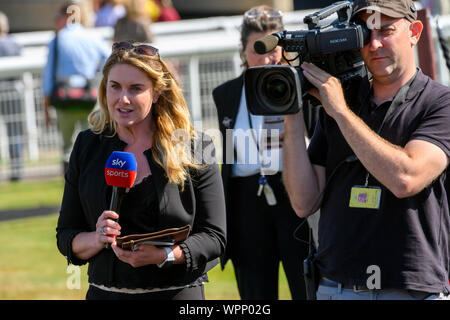 Sicht auf den Himmel an den Rennen Moderator Hayley Moore in der Parade Ring an fontwell Park Racecourse, Fontwell, in der Nähe von Arundel, West Sussex, England, Großbritannien Stockfoto