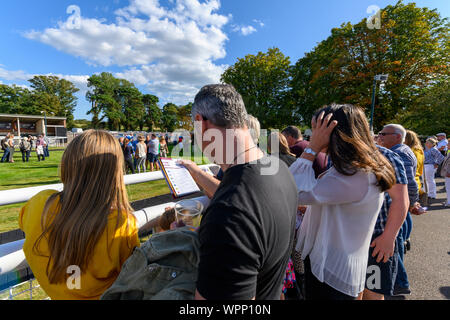 Blick auf börsenspekulanten an der Parade Ring an fontwell Park Racecourse, Fontwell, in der Nähe von Arundel, West Sussex, England, Großbritannien Stockfoto