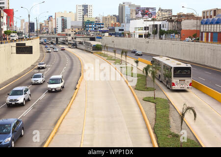 LIMA, PERU - 13. FEBRUAR 2012: Metropolitano Bushaltestelle an der Kreuzung der Wege Ricardo Palma, Paseo de La Republica in Miraflores Stockfoto