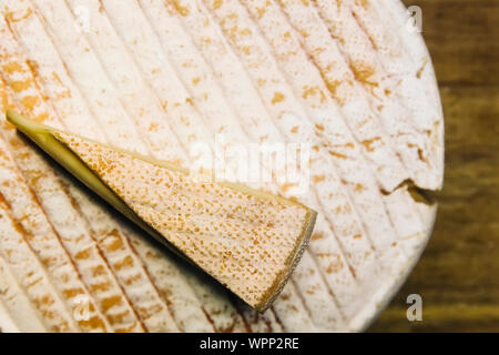 Detail der französischen Le Marcaire Käse auf dem hölzernen Tisch Stockfoto