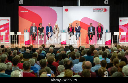 Friedberg, Deutschland. 09 Sep, 2019. Die Kandidaten für den SPD-Vorsitz (L-R) - Norbert Walter-Borjans, Saskia Esken, Dierk Hirschel, Hilde Mattheis, Christina Kampmann, Michael Roth, Ralf Stegner, Gesine Schwan-Teil in der SPD-Regionalkonferenz für die Wiederwahl der Partei Vorsitz. Quelle: Jörg Halisch/dpa/Alamy leben Nachrichten Stockfoto