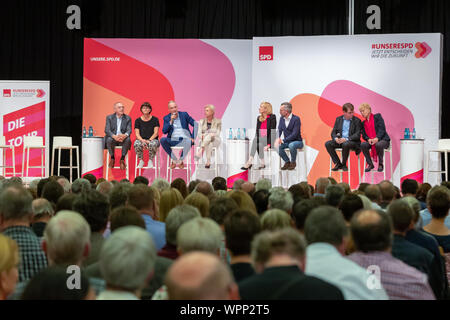 Friedberg, Deutschland. 09 Sep, 2019. Die Kandidaten für den SPD-Vorsitz (L-R) - Norbert Walter-Borjans, Saskia Esken, Dierk Hirschel, Hilde Mattheis, Christina Kampmann, Michael Roth, Ralf Stegner, Gesine Schwan-Teil in der SPD-Regionalkonferenz für die Wiederwahl der Partei Vorsitz. Quelle: Jörg Halisch/dpa/Alamy leben Nachrichten Stockfoto