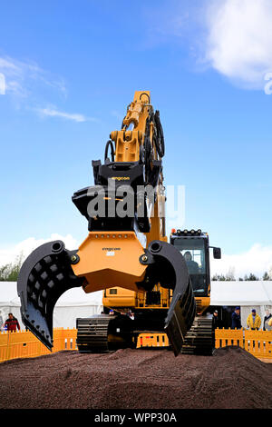 Hyvinkää, Finnland. September 6, 2019. Maschinenbediener die Komatsu HB 215 LC Hybrid Bagger mit Engcon heavy duty auf Maxpo 2019 auseinander. Stockfoto