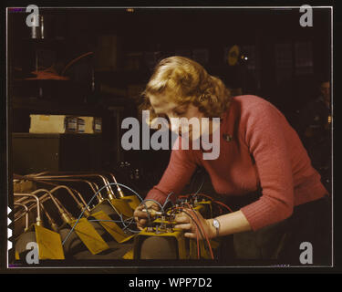 Lucile Mazurek, Alter 29, ex-Hausfrau, Mann, die in den Service, die an Black-out Lampen auf dem Benzin Anhänger in der Luftwaffe, Heil und Co., Milwaukee, Wisc. Stockfoto