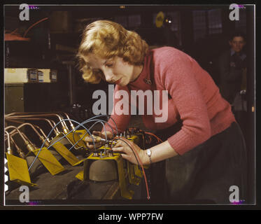 Lucile Mazurek, Alter 29, ex-Hausfrau, Mann, die in den Service. Arbeiten an Black-out Lampen auf dem Benzin Anhänger in der Luftwaffe, Heil und Co., Milwaukee, Wisconsin verwendet werden Stockfoto