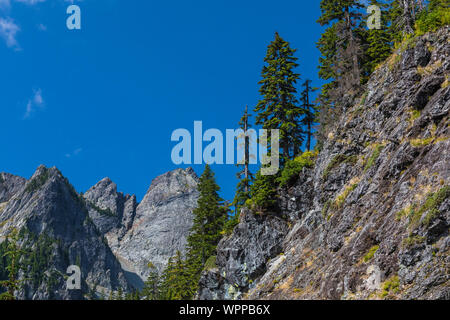 Berge und Felsen entlang der Snow Lake Trail in die alpinen Seen Wüste, Mt. Baker Snoqualmie National Forest, Washington State, Stockfoto