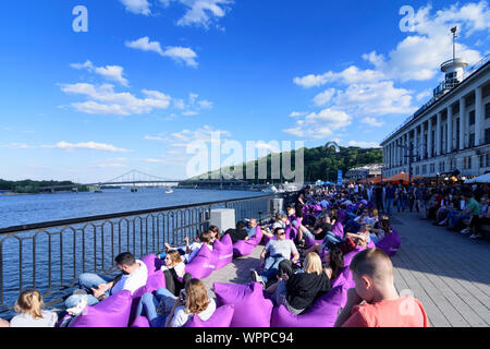 Kiew, Kiew: Fluss Dnjepr (dnjepr), Parkovy (Fußgängerzone) Brücke. Blick vom Hafen Passenger Terminal, Passagierschiff, Cafe in Podil, Kiew, Ukraine Stockfoto