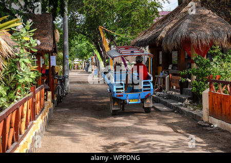 GILI AIR LOMBOK / Indonesien - Mai 30, 2014: Traditionelle Pferdekutschen in Gili Air Island. Keine motorisierten Fahrzeuge sind auf der Insel nicht erlaubt. Stockfoto