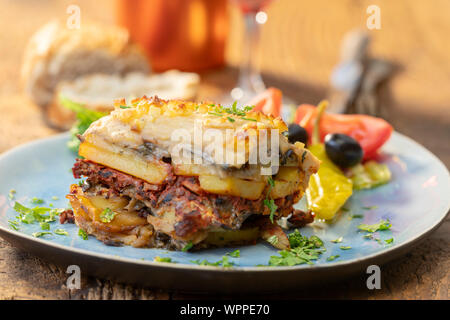 Teil der griechische Moussaka auf Holz Stockfoto