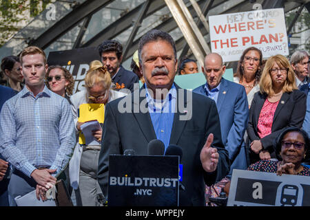 New York, USA. 9 Sep, 2019. Assistant Versammlung Sprecher Felix W. Ortiz - Öffentliche Verkehrsmittel advocacy groups und lokalen gewählten Beamten an einer Pressekonferenz conferece und Kundgebung an Bowling Green am 8. September 2019 der Aufbau von Vertrauen Kampagne zu starten und einen Bericht mit vier Empfehlungen für Gouverneur Cuomo eine kostengünstige 2020-2024 MTA- Programm das U-Bahn System in eine stetige Verbesserung zu liefern zu lösen. Credit: Erik McGregor/ZUMA Draht/Alamy leben Nachrichten Stockfoto