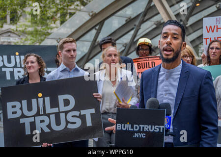 New York, USA. 9 Sep, 2019. Assemblymember Antonio Reynoso - Öffentliche Verkehrsmittel advocacy groups und lokalen gewählten Beamten an einer Pressekonferenz conferece und Kundgebung an Bowling Green am 8. September 2019 der Aufbau von Vertrauen Kampagne zu starten und einen Bericht mit vier Empfehlungen für Gouverneur Cuomo eine kostengünstige 2020-2024 MTA- Programm das U-Bahn System in eine stetige Verbesserung zu liefern zu lösen. Credit: Erik McGregor/ZUMA Draht/Alamy leben Nachrichten Stockfoto