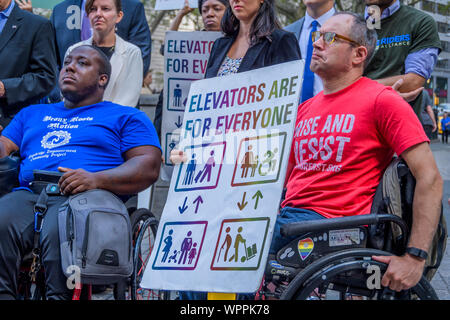 New York, USA. 9 Sep, 2019. Öffentliche Verkehrsmittel advocacy groups und lokalen gewählten Beamten an einer Pressekonferenz conferece und Kundgebung an Bowling Green am 8. September 2019 der Aufbau von Vertrauen Kampagne zu starten und einen Bericht mit vier Empfehlungen für Gouverneur Cuomo eine kostengünstige 2020-2024 MTA- Programm das U-Bahn System in eine stetige Verbesserung zu liefern zu lösen. Credit: Erik McGregor/ZUMA Draht/Alamy leben Nachrichten Stockfoto