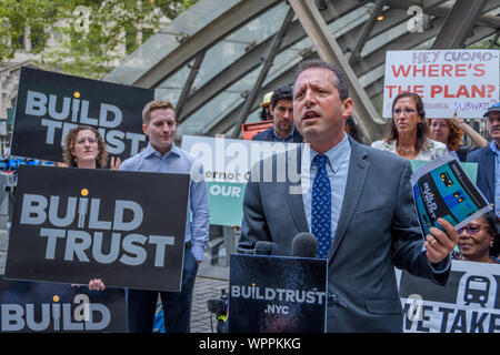 New York, USA. 9 Sep, 2019. Assemblymember Brad Lander - Öffentliche Verkehrsmittel advocacy groups und lokalen gewählten Beamten an einer Pressekonferenz conferece und Kundgebung an Bowling Green am 8. September 2019 der Aufbau von Vertrauen Kampagne zu starten und einen Bericht mit vier Empfehlungen für Gouverneur Cuomo eine kostengünstige 2020-2024 MTA- Programm das U-Bahn System in eine stetige Verbesserung zu liefern zu lösen. Credit: Erik McGregor/ZUMA Draht/Alamy leben Nachrichten Stockfoto