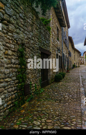 Blick auf eine Gasse in der mittelalterlichen Dorfes Perouges, Ain, Frankreich Stockfoto