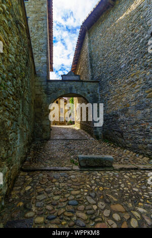 Blick auf eine Gasse in der mittelalterlichen Dorfes Perouges, Ain, Frankreich Stockfoto