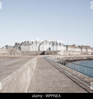 Saint Malo Aussicht auf die Stadtmauern von der Mole Mole des Noires. Ille et Vilaine, Frankreich, in der Region Bretagne. Pastellfarben bei Stockfoto