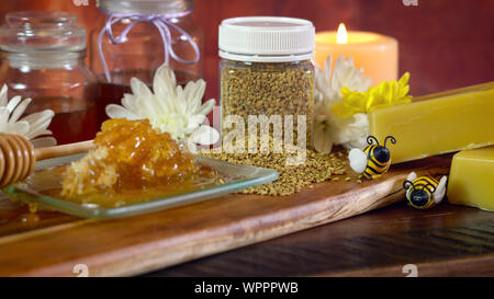 Honig und verwandte Produkte wie Honig, Pollen, Propolis und Bienenwachs für viele Haushalt Gebrauch einschließlich Kerze in der Nähe machen. Stockfoto