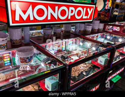 Monopol penny push Spiel mit Münzen und Preise geladen. Stockfoto