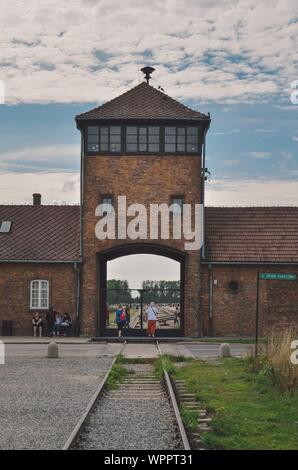 OSWIECIM, Polen - 17. AUGUST 2019: Das Tor zum Konzentrationslager Auschwitz Birkenau in Oswiecim, Polen. Stockfoto