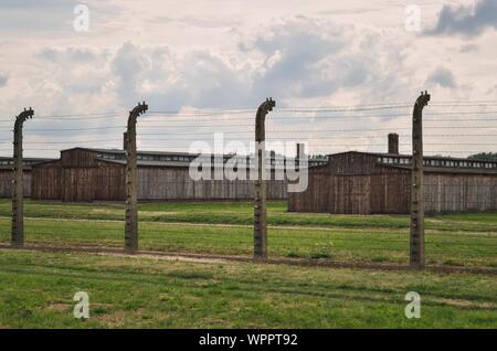 OSWIECIM, Polen - 17. AUGUST 2019: Gebäude im Konzentrationslager Auschwitz Birkenau in Oswiecim, Polen. Stockfoto